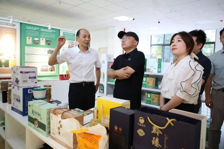 知联科技随调研组参观贵州省农业科技孵化器与作物种质资源库